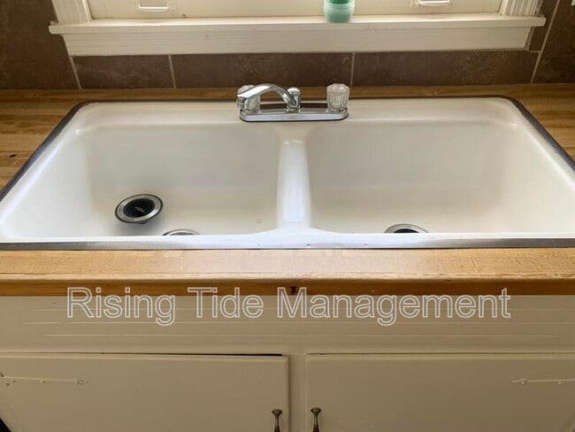 Foto del edificio - 928 5 Mile Rd