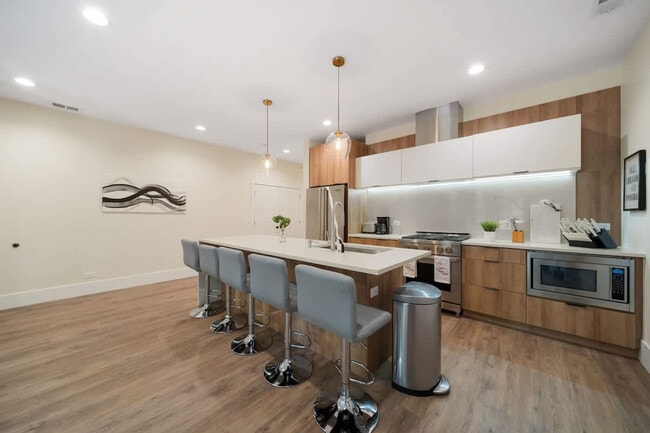 Building Photo - 2110 W Washington Blvd