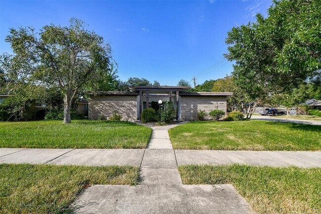 Building Photo - 5502 Dumfries Dr