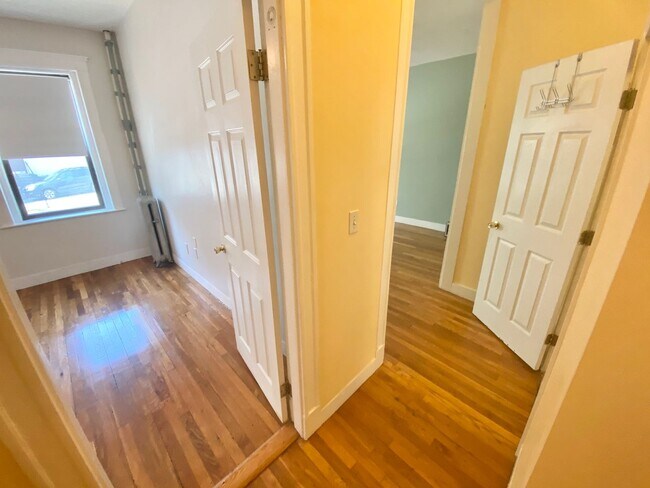 Foto del edificio - 2Br/1Bth Great location, Brookline line, Laundry in building! Parking available! Walk to Green Line