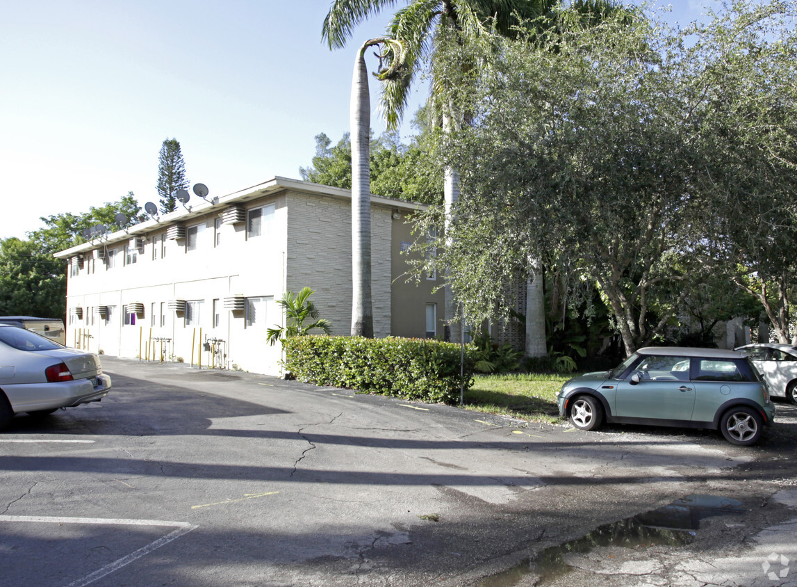 Building Photo - The Twin Oaks