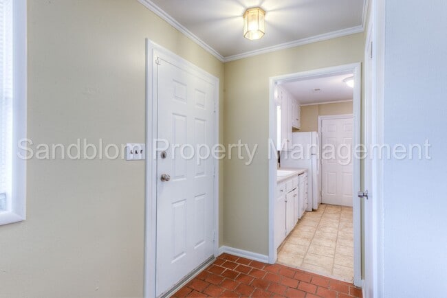 Building Photo - FOR LEASE | Mid Town | 3 Bed 2 Bath Home $...