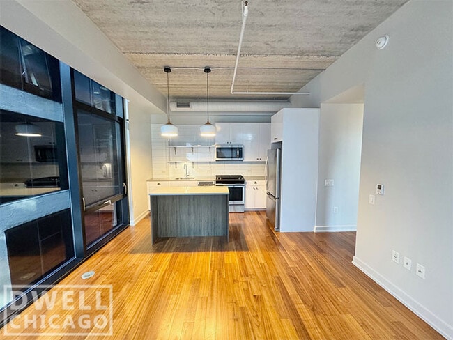 Building Photo - 640 N La Salle Dr