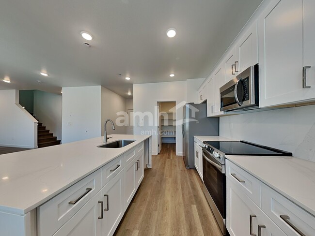 Building Photo - 9744 W Parkway Dr