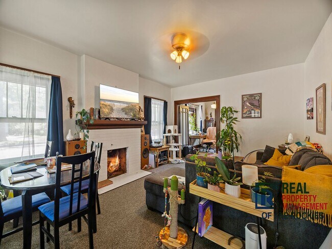 Building Photo - Charming 2 Bed 1 Bath House in Old Town!