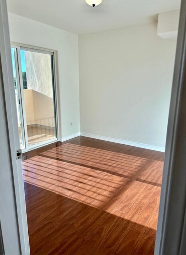 Foto del edificio - Spacious 2 bedroom condo in Van Nuys