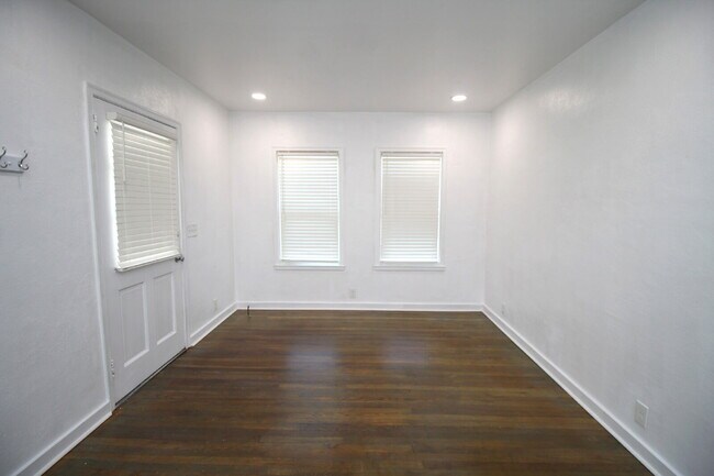 Foto del edificio - Live Near the Water & NAS Pensacola — Charming 3BR Cottage with Screened Porch, Character Details...