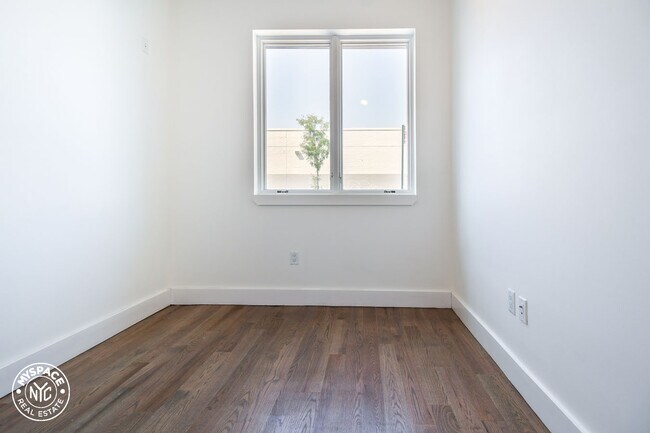 Foto del edificio - 1530 Putnam Ave