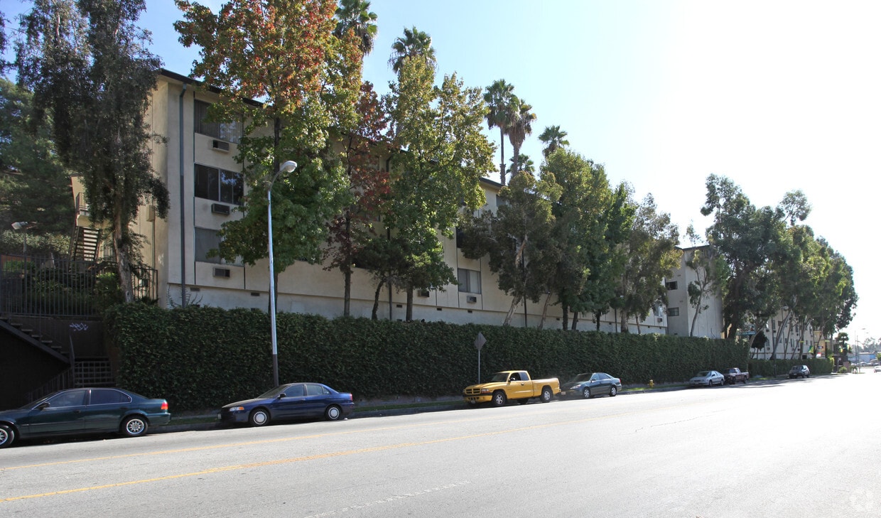 Woodbridge Village Apartaments - Woodbridge Village Apartments - 1900 N. MARIANNA AVE.