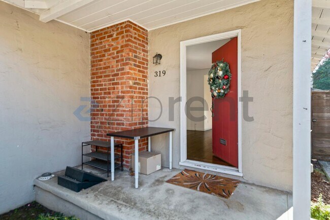 Foto del edificio - 319 Iris Way