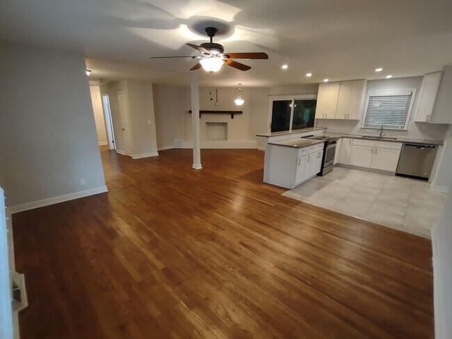 Building Photo - Pristine, move in ready ranch style home l...