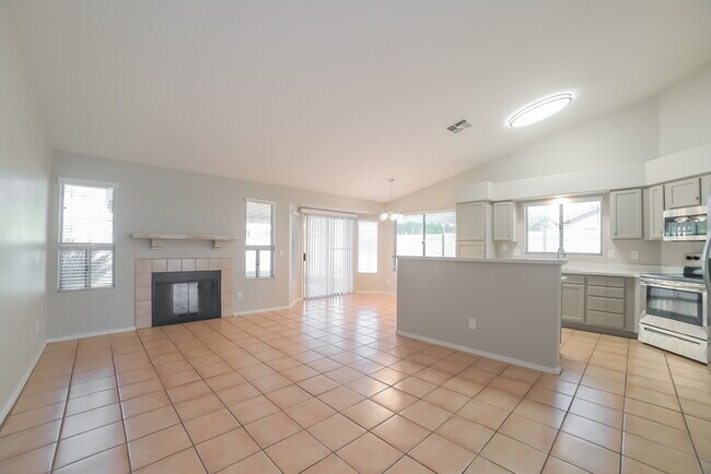 Foto del edificio - 6566 E Fox St