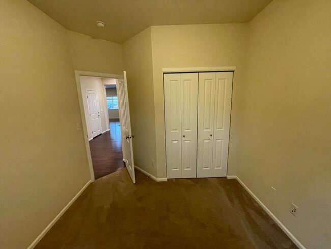Building Photo - Gorgeous 5 Bedroom Home for Rent In South ...