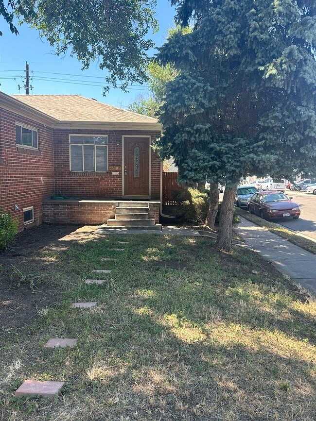 Photo - Fantastic 4 Bed 2 Bath 2 living rooms - Available 4/10/26 House