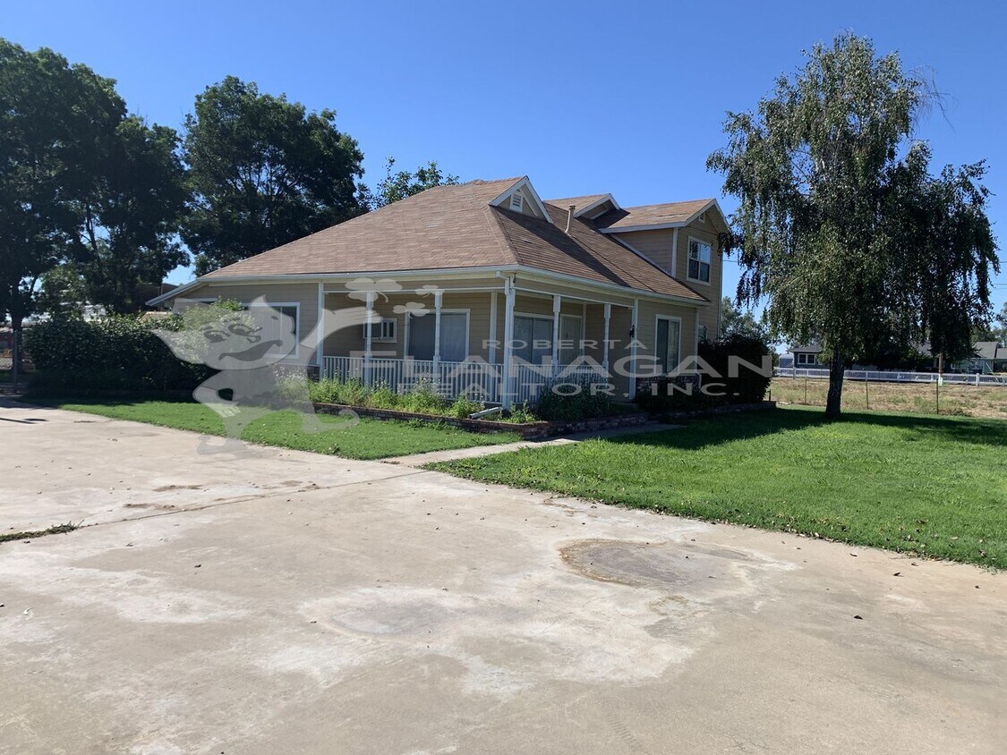 Primary Photo - Country 3 bedroom/2 bathroom home