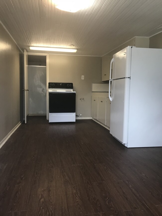 Building Photo - One Bedroom Near UL