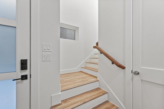 Building Photo - 1517 D Vermont St