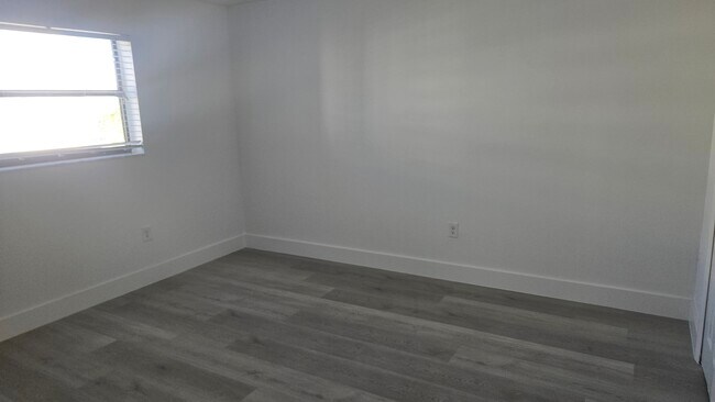 Foto del edificio - 8145 NW 7th St