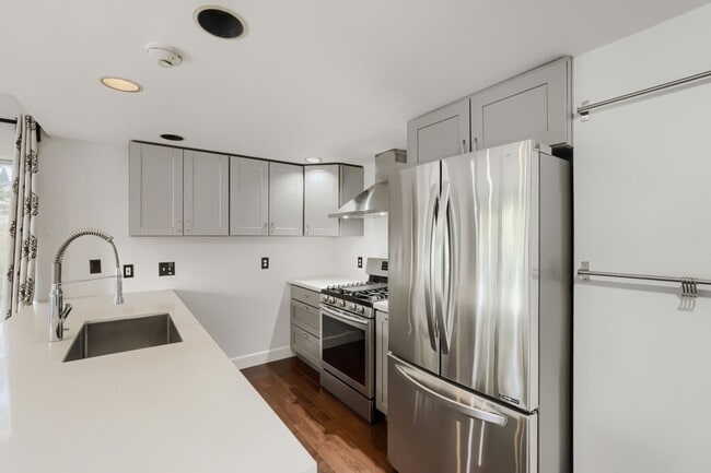 Building Photo - 3bed/2.5bath Townhome w/ Attached 2-Car Garage in Prime Redmond Location!