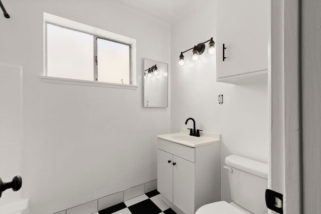 Interior Photo - STUDIO 1 BATH IN Los Angeles !!