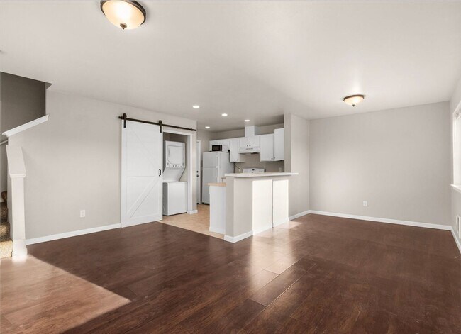 Foto del edificio - Spacious 2-Bedroom Duplex Near Tacoma Mall – Townhouse Style Living