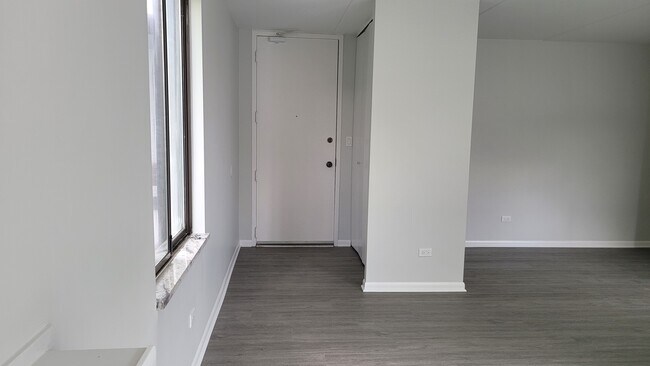 Building Photo - 362 W Miner St