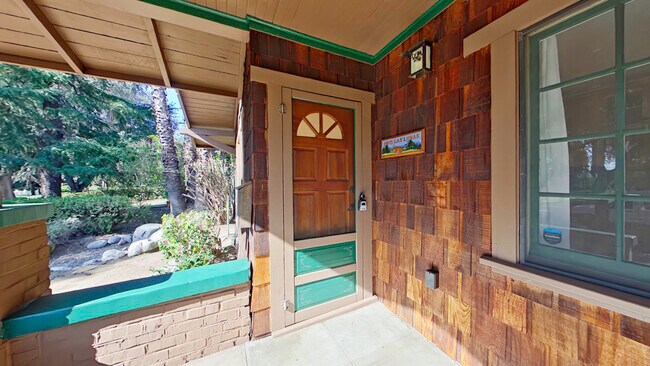 Building Photo - 1915 Las Lunas St