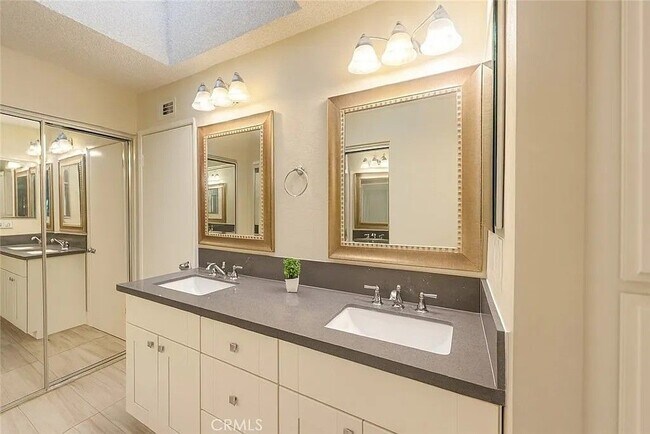 Foto del edificio - 511 Lazy Creek Cir