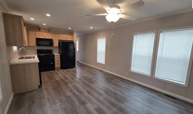 Building Photo - 402 Deerfield Ln