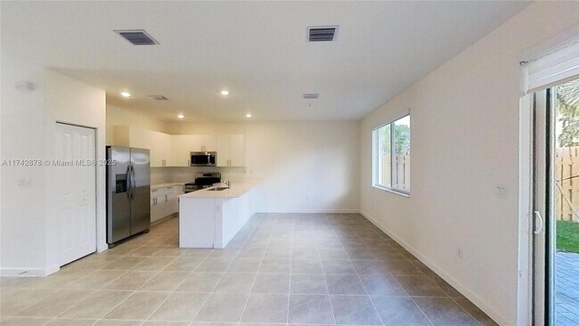Building Photo - 631 SE 13th Street Cir
