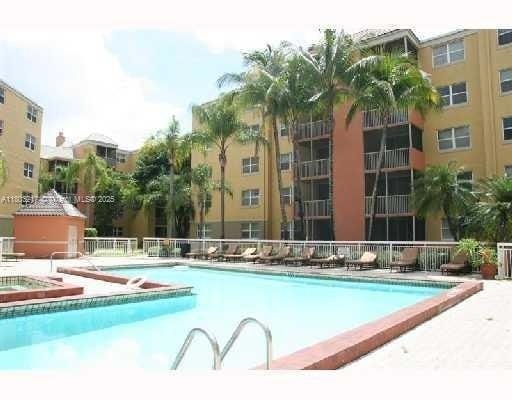 Foto del edificio - 8225 Lake Dr