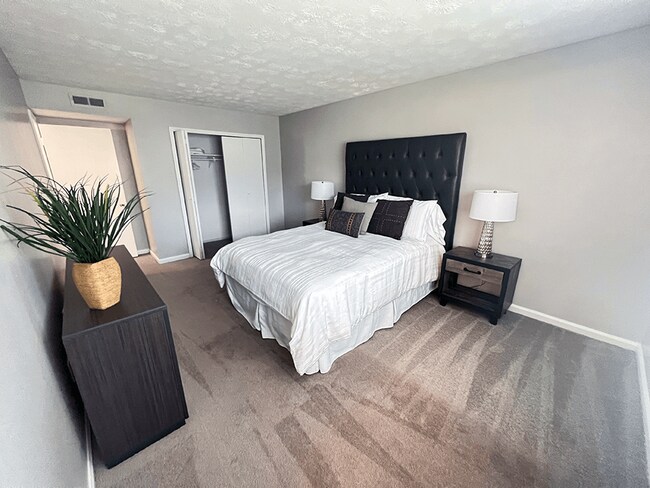 El dormitorio principal - Pine Grove Apartments