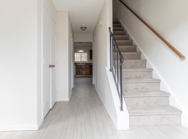 Building Photo - 20 Maple Ave