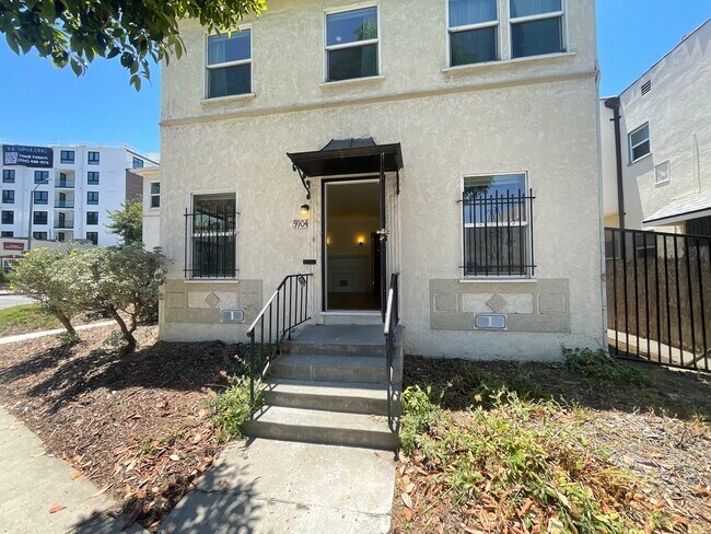 Building Photo - 5904 San Vicente Blvd