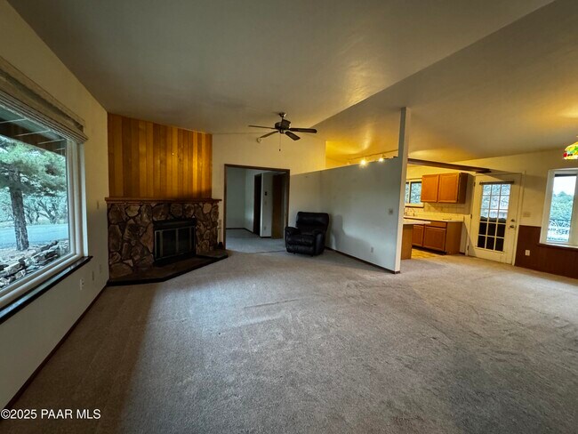 Building Photo - 152 N Equestrian Way
