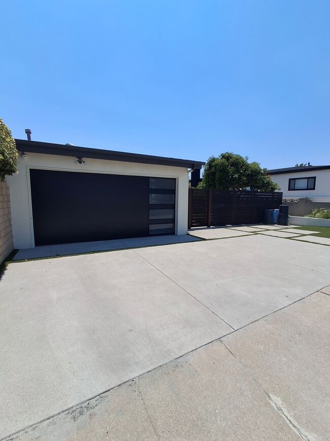 Building Photo - Beautifully Renovated Home with 2-Car Gara...