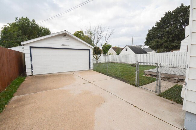 Building Photo - Conveniently located 3 bed 1.5 with Fenced...