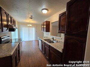 Foto del edificio - 1034 Cloverbrook St