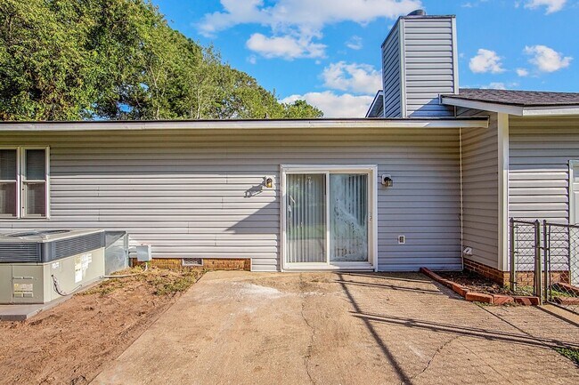 Building Photo - Updated Home Close to Liberty (6mins)
