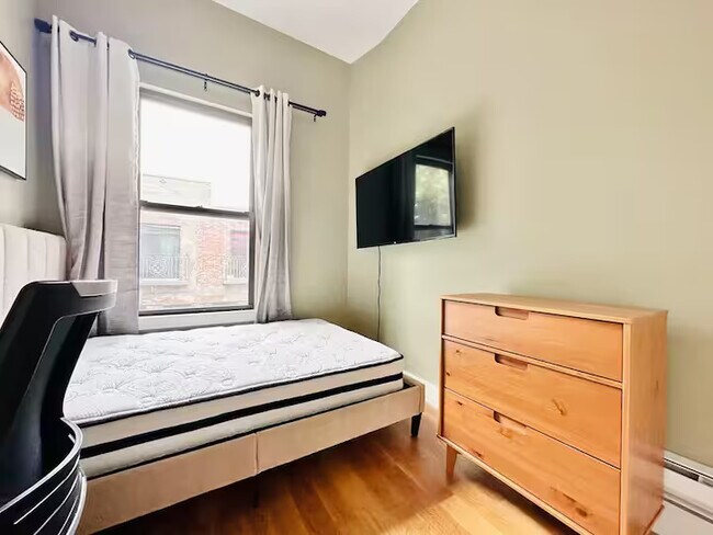 Foto del edificio - Furnished room/NOT APARTMENT