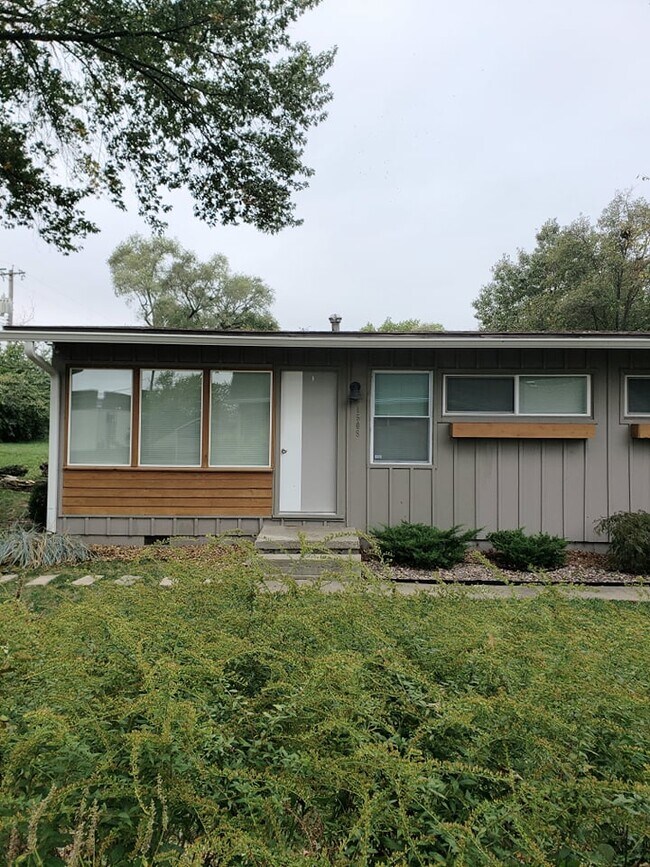 Building Photo - 1509 W 22nd Ter