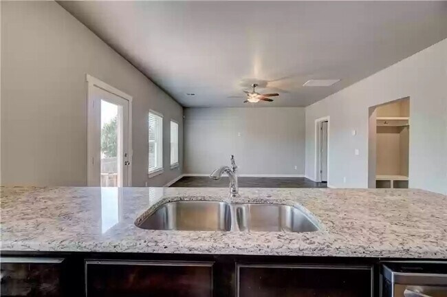 Foto del edificio - Open House, Tuesday May 4th from 5:00-6;00...