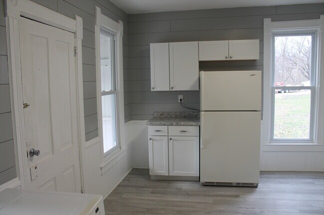 Kitchen all appliances provided - 455 S 3rd St