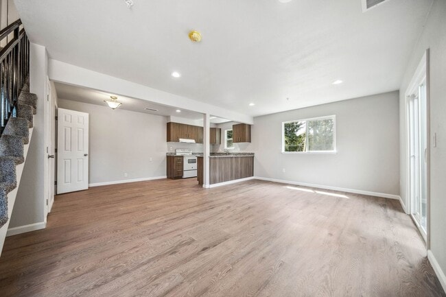 Building Photo - Remodeled apartment all NEW! Convenient lo...