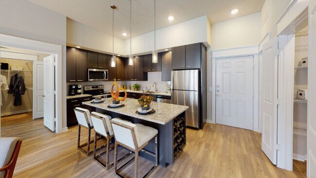 Foto del edificio - Comfort Meets Style — Now Leasing Spacious...