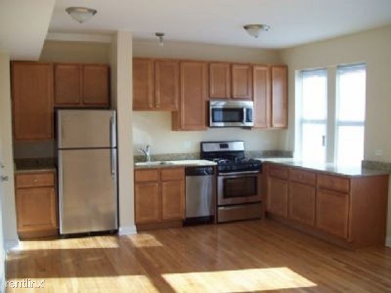 Foto principal - 3242-3248 W Wellington Ave