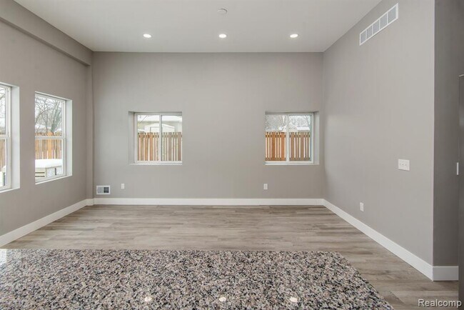 Foto del edificio - 2455 Crumb Rd