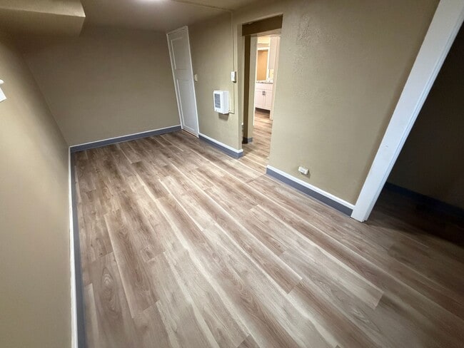 Building Photo - GOL - Basement unit ( 1 bed/ 1 Bed)