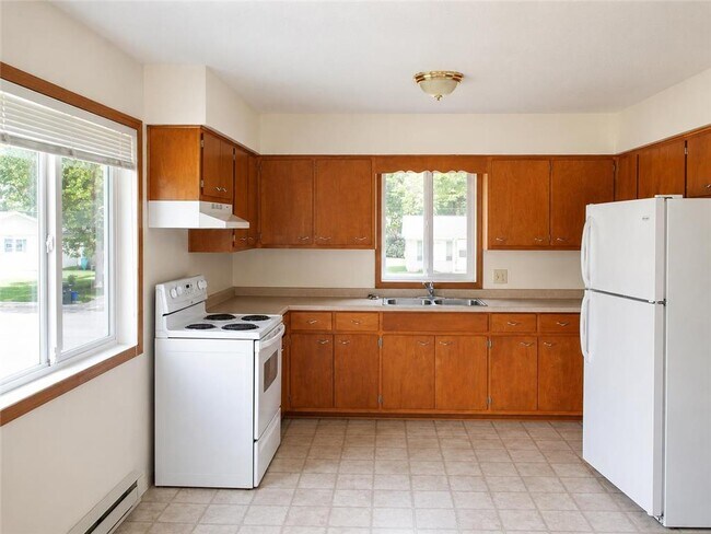 Building Photo - 313 5th St S