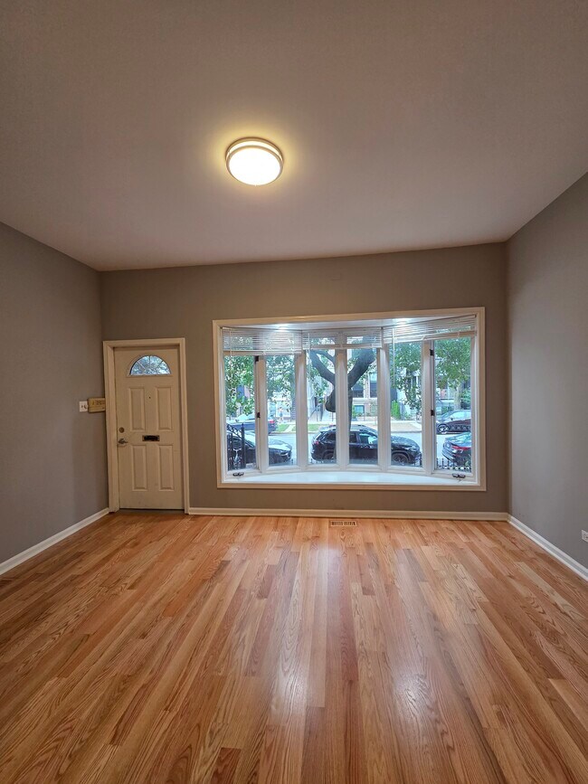 Living room - 1229 W Wellington Ave